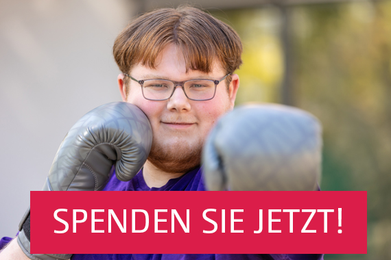 Nico (20) wohnt in der WG für junge Erwachsene. Sein Hobby: Boxsport. (Foto: Hartmut Salzmann)