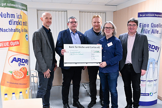 Spendenübergabe an den Verein "Wohl Tun e.V." (von links): Heino Hövelmann (Ardey Quelle), Ingo Imenkämper (Bonifatiuswerk), Stefan Wehrmann, Ferdinand Grah (beide „Wohl Tun e.V.“) sowie Klaus Bathen (Geschäftsführer St. Paulus GmbH). (Foto: Andreas Buck)